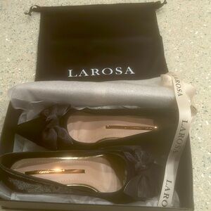 Gorgeous black satin pump w/bow. Pointy toe. 1.5” gold heels. Size 10. NWT